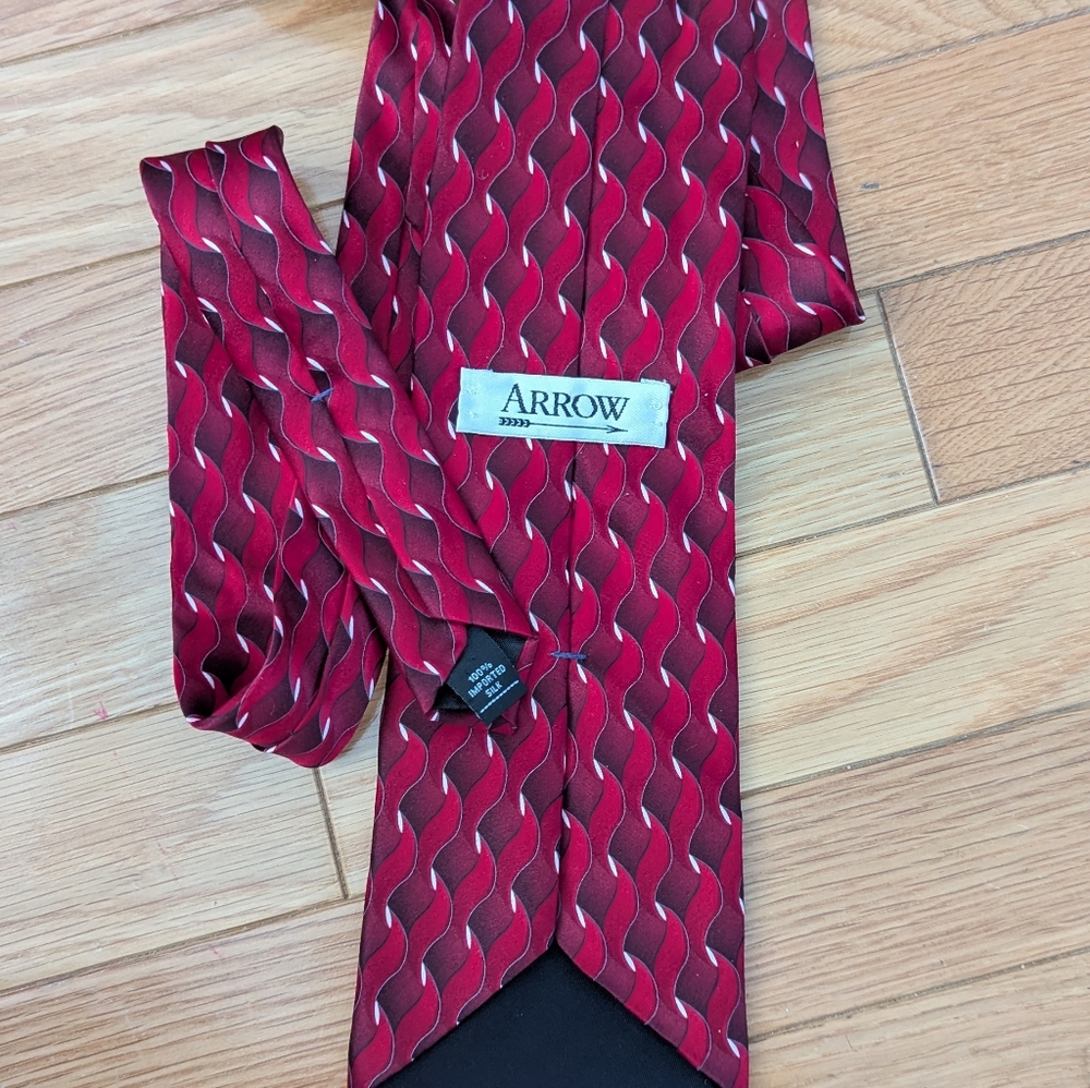 Arrow Red and Black Patterned Tie